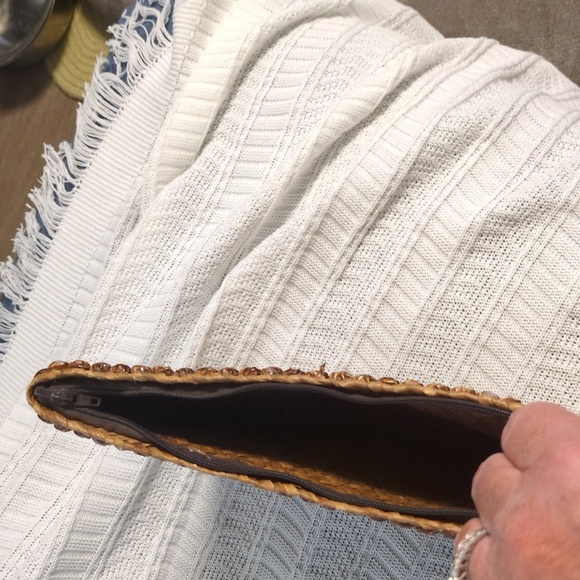 unbranded woven clutch - Picture 6 of 6